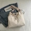 Beige Nylon-Tragetasche mit Kordelzug und niedlichem Wolkenanhänger für den Alltag - Mit Anhänger / Gebrochenes Weiß