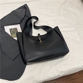 Bolso tote minimalista en cuero negro mate con cierre de gancho dorado y asa ancha - Negro