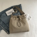 Khaki-Nylon-Einkaufstasche mit Kordelzug und niedlichem Plüsch-Wolken-Anhänger - Mit Anhänger / Khaki