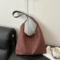 Borsa tote minimalista in pelle scamosciata marrone con manici in pelle sul tavolo - Marrone