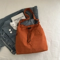 Dunkelorangefarbene Nylon-Umhängetasche mit Kordelzug und weißem Wolken-Plüschanhänger - Mit Anhänger / Orange