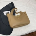 Bolso tote grande de color caqui minimalista con gancho dorado y correa ancha - Caqui
