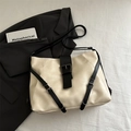 Bolso tote minimalista blanco crema con correas negras en contraste y hebilla grande - Blanco & Negro