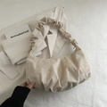 Schicke beige Cloud-Bag mit gerafftem Riemen aus weichem, mattem Wildleder - Weiß