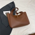 Bolso tote minimalista de cuero marrón oscuro con hebilla de metal dorado en blanco - café