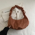 Karamellbraune Wildleder-Schultertasche mit plissiertem Griff im minimalistischen Design - Braun