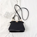 Bolso estilo Kelly negro con patrón de cocodrilo, cierre dorado y correa de hombro - Negro