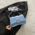 Sac à bandoulière matelassé bleu clair avec boucle H dorée et poignée chic - Bleu
