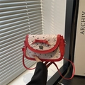 Schicke rot-weiße Schleifen-Schultertasche mit Herzanhänger und Schmetterlingsprint - Rot