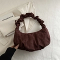 Dunkelbraune Hobo-Schultertasche mit mattem Finish und gerafftem Griff - Kaffeebraun