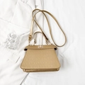 Bolso trapecio dorado con relieve de cocodrilo, cierre de giro y correa ajustable - Dorado