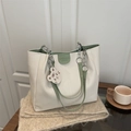 Grand sac cabas crème avec sangles vertes et poignée chaîne sur une table cosy - Vert
