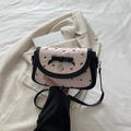 Borsa a tracolla plissettata rosa con fiocchi neri e ciondolo a cuore in stile trendy - Nero