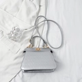 Bolso de mano plateado con estampado de cocodrilo, cierre dorado y bandolera ajustable - Plateado