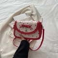 Borsa a tracolla con fiocco rosso e bianco con pendente a cuore e tessuto bubble - Rosso