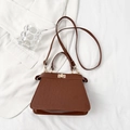 Bolso de mano marrón con relieve de cocodrilo, cierre dorado y correa ajustable - Marrón