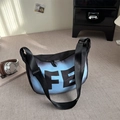 Borsa a tracolla giapponese sfumata con stampa lettere FE e forma a mezzaluna in nylon - Blu