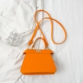 Elegante bolso Kelly naranja brillante en piel de cocodrilo sintética con cierre dorado - Naranja