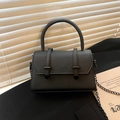Bolso de mano minimalista en cuero Saffiano negro con una elegante correa de cadena - Negro