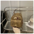 Détail du sac à dos chat rétro marron avec texture vintage et fermoir doré métallisé - Marron