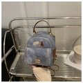 Détail du sac à bandoulière en denim avec broderie chat et coutures en cuir premium - Gris