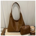 Detalle de bolso hobo de piel sintética marrón suave con estuche con cremallera - Marrón