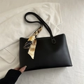 Grand sac cabas rétro en cuir noir avec surpiqûres contrastées et foulard en soie décoré - Noir