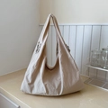 Grand sac hobo en nylon beige avec texture souple et détail de fermeture nouée - Blanc Cassé