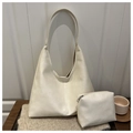 Detalle del bolso hobo de cuero crema suave con un pequeño estuche de cremallera a juego - Blanco Roto