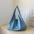 Grand sac cabas bleu ciel en nylon avec large bandoulière pour un usage quotidien polyvalent - Bleu