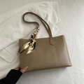 Sac fourre-tout en cuir mat kaki avec foulard imprimé décoratif et surpiqûres beiges - Kaki