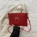 Borsa a tracolla trapuntata rossa con fiocco in metallo dorato e spallina sottile - Rosso