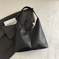 Borsa hobo grande nera minimalista in morbida pelle con tracolla larga - Nero