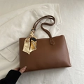 Sac fourre-tout marron minimaliste avec foulard en soie sur l'anse, vue élégante de face - Fauve
