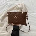 Borsa a tracolla trapuntata marrone scuro con fiocco in metallo dorato e catena - Marrone