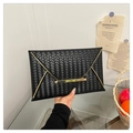Detail der gewebten Textur der schwarzen Clutch mit elegantem Gold-Metallbesatz am Rand - Schwarz