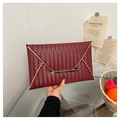 Detailansicht der weinroten gewebten Briefumschlag-Clutch mit goldener Metallschließe - Rot
