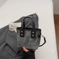 Bolso saco gris minimalista de cuero con asa superior y detalles dorados - Marrón Oscuro