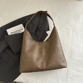 Borsa hobo in morbida pelle marrone capiente con cuciture vintage e stile minimalista - Sabbia