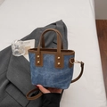 Mini bolso cubo de mezclilla y cuero marrón con remaches y correa desmontable - Azul