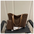 Dettaglio del set borsa tote leopardata grande con pochette abbinata su sedia in pelle - caffè