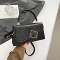 Sac à bandoulière noir motif crocodile avec boucle dorée et poignée supérieure ronde - Noir