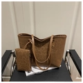 Dettaglio del set borsa leopardata con shopper grande e piccola pochette con cerniera - Marrone
