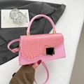 Sac à bandoulière rose motif pierre avec boucle dorée carrée et fine bandoulière - Rose