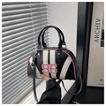 Dettaglio della borsa Boston nera con numero 96 rosa e borchie a stella metalliche - Nero