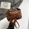 Elegante borsa tote leopardata in peluche con cinturini in pelle marrone e fibbia oro - Marrone