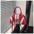 Dettaglio della borsa bowling rossa e bianca con patch numero 96 e borchie a stella - Rosso