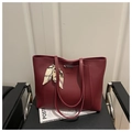 Detalle del bolso tote grande granate en cuero PU con pañuelo de seda y logo metálico - Rojo