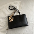 Grand sac cabas noir avec surpiqûres blanches et foulard floral vintage sur l'anse - Noir
