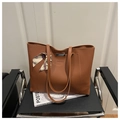 Detalle de bolso tote marrón grande con texto de moda y asa decorada con pañuelo de seda - Marrón